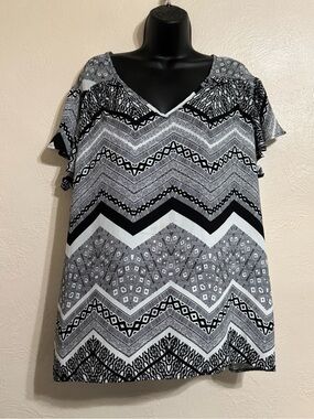 V-Neck Chevron Print Short Sleeve Blouse - Black & White 0217